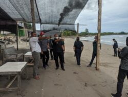 Pantau Lokasi Terdampar Kapal Pengungsi Rohingya, Kepala Kantor Imigrasi Lhokseumawe Memberikan Pemahaman Kepada Warga Pantai Ujong Blang