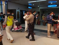 Polsek Kawasan Bandara Hang Nadim Berikan Himbawan Prokes Pada Antrian Calon Penumpang Di Bandara Hang Nadim