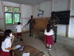 Cerdaskan Anak Bangsa Anggota Satgas Yonif 144/Jy Gadik Matematika di SDN 01 Perbatasan