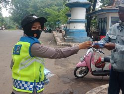 Edukasi Prokes dan Bagikan Masker Kepada Masyarakat Terus di Laksanakan Jajaran Polwan Polres Subang