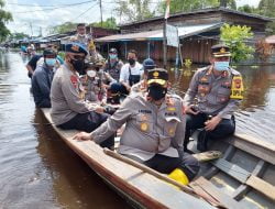 Sudah Tiga Pekan Banjir di Kalbar Belum Surut, Wakapolda Pastikan Polisi Selalu Hadir Bantu Korban Banjir