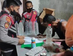 Polisi sita arak jowo dan arak bali, dari tiga tersangka.