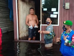 Babinsa Kasongan Lama Bagikan Nasi Bungkus untuk Warga Korban Banjir