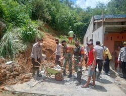 Bersinergi Dengan Aparat Terkait Dan Masyarakat Gotong-royong Bersihkan Rumah Warga Akibat Tertimbun Longsor.