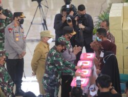 Di Gedung BACH, Panglima TNI Dan Kapolri Tinjau Dan Sapa Masyarakat Yang Melakukan Vaksin