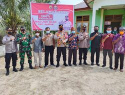 Kapolres Simeulue Serahkan Hadiah 1Ekor Kerbau Kepada Kepala desa dan Warga Lhok Dalam