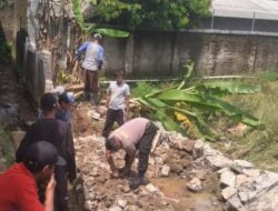 Antisipasi Banjir Luapan Air Hujan, Bhabinkamtibmas Polsek Subang bersama Masyarakat Buat Tanggul Bronjong di Parung