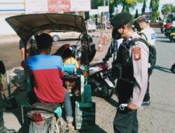 Selain Himbau Prokes, Personil Sat Samapta Polres Gowa Bagi Masker