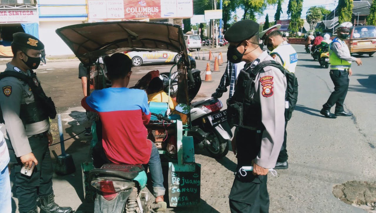 Selain Himbau Prokes, Personil Sat Samapta Polres Gowa Bagi Masker