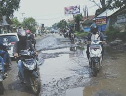 Jalan Raya Provinsi Di Desa. Rancasari Pamanukan Banyak Lubang Rusak Berat Dan Banyak Genangan Air