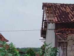 Bencana Angin Puting Beliung menerjang Kampung Tegal Mukti satu masjid dan puluhan rumah rusak