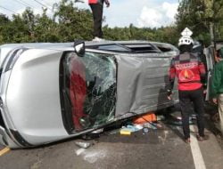 Akibat Pecah Ban,Sebuah Minibus Terguling Di Tengah Jalan Lintas Sumatera