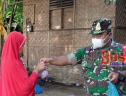 Berbagi di Jumat Berkah Babinsa Kodim Aceh Utara Bagikan Nasi Bungkus