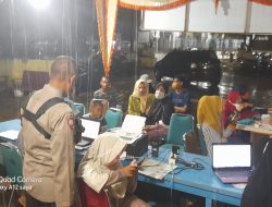 Suasana Hujan Tidak Menyurutkan Niat Warga Ikut Vaksinasi Malam Hari