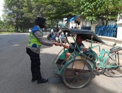 Ditengah PPKM Polwan Polres Subang Kembali Bagikan Ratusan Masker