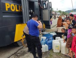 Polres Buol Menyalurkan Air Bersih .Bagi Yang Nampak Banjir