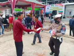 Satlantas Polres Subang Bagikan Masker Ke Pengunjung Pasar Pusakanagara Subang