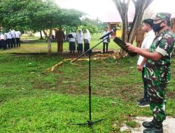 Upacara Bendera di SMP Negeri 1 Pirak Timu,  TNI Ajarkan Wawasan Kebangsaan Kepada Siswa.