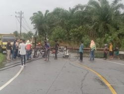 13 Tiang listrik PLN Tumbang Di Jalan Bireuen-Takengon Menimpa 2 unit mobi