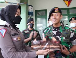 Kapolres Lhokseumawe Kerahkan Personil Bawa Kue Tart ke Markas Yon Kavaleri 011/MSC Simpang Kramat