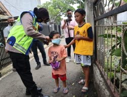 Gerai Vaksin Mobile Bhakti Kesehatan Bhayangkara Untuk Negeri Vaksin Door To Door