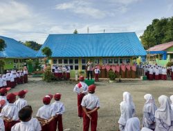 Porsonil polres Simeulue pimpin Upacara di sekolah (SD) Agar Cinta Negara dan ingat Protokol Kesehatan,