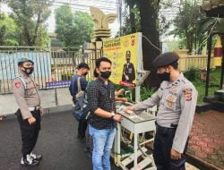 Cegah Penyebaran Covid-19 , Masuk Mako Polres Subang Wajib Scanning QR Barcode Aplikasi Peduli Lindungi