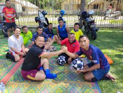 Kapolres Simeulue Berikan Sumbangan Bola Kaki Kepada Pemuda Desa Inor,