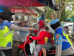 Laksanakan Patroli, Polwan Polres Subang Beri Himbauan Protokol Kesehatan dan Bagikan Masker Gratis*