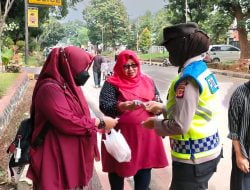 Polwan Polres Subang Gencar Lakukan Himbauan Prokes & Bagikan Masker Gratis Kepada Masyarakat