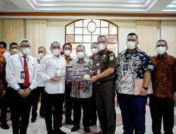 Buku “Peranan JPN Mengawal Aset Perkebunan Negara di Sumut” Diluncurkan, Kajatisu dan Gubsu Dapat Donasi Ratusan Buku