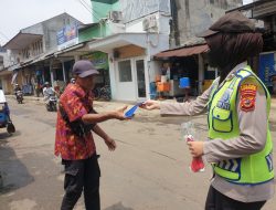 Giat Personil Polwan Polres Subang Tidak Mengenal Lelah Lakukan Imbauan Dan Bagikan Ratusan Masker Gratis Kepada Warga