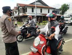 Patroli di Tempat Publik, Tim URC Siagam Polres Lhokseumawe Bagikan Masker