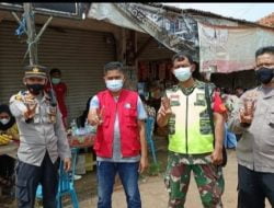 Polsek Binong Dan Puskesmas Binong Terjun Langsung Ke Pasar Wates Untuk Gelar Vaksinasi Door To Door