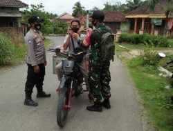 Babinsa Koramil 427-05/Banjit Kodim 0427/Way Kanan melaksanakan patroli dan memberikan edukasi pentingnya mematuhi protokol kesehatan .