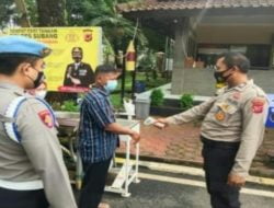 Masuk Polres Subang Wajib Lakukan Scaning QR Barcode Aplikasi Peduli Lindung