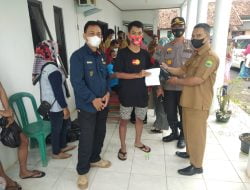 Giat Kapolsek Pagaden Monitoring vaksinasi di desa Gunungsari sambil memberikan sembako kepada warga yang divaksin