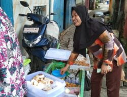 Pejuang Rupiah Di Masa Pandemi, Ibu Ini Berjualan Kue Keliling Demi Kelangsungan Hidupnya