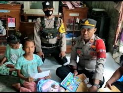 Kapolsek Nisam Salurkan Buku Kepada Anak Terdampak Banjir