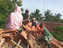 Aksi Babinsa Dan Warga Gotong Royong Pasang Atap Bangunan SD