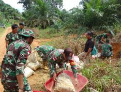 Gotong Royong Benahi Jalan Berlobang Anggota Satgas Yonif 144/JY Bersama Warga di Perbatasan