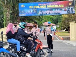 Awal Puasa Ramadhan Anggota Polres Simeulue Bagikan takzil Kepengguna jalan