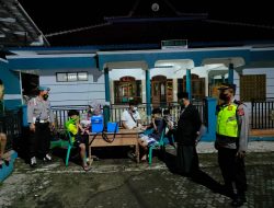 Vaksinasi malam hari setelah shalat tarawih oleh Dokkes Polres Subang