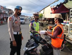 Di Bulan Suci Ramadhan Jajaran Polres Simeulue Bagikan nasi kotak buka puasa pada warga,