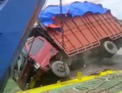 Mobil Truk bermuatan full Tercebur Kelaut Di Pelabuhan Feri Meulabo