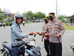 Kapolres Aceh Jaya Turun Langsung ke Jalan Bagikan Masker Kepada Pengendara