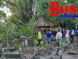 Masyarakat Bersatu Melakukan Bersih Makam dan Lingkungan Dalam Bulan Suci Romadhon.