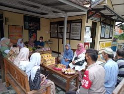 Polres Subang bersama dengan SMK Gema Nusantara bagikan takjil kepada masyarakat di wilayah Kecamatan Pabuaran, Kabupaten Subang, 