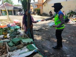 Beribadah di Bulan Suci Ramadhan, Polwan Polres Subang Lakukan Imbauan Prokes dan Bagikan Masker Gratis