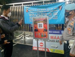 Masuk Polres Subang Wajib Lakukan Scaning QR Barcode Aplikasi Peduli Lindungi